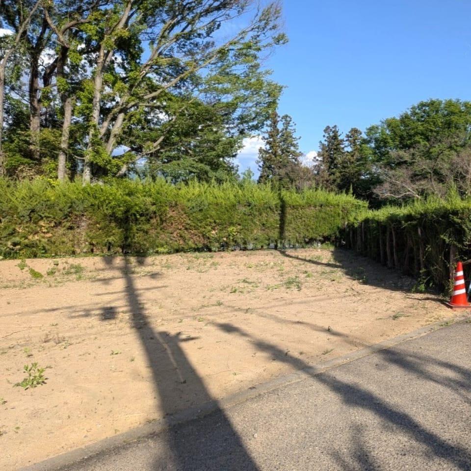 北松本駅まで徒歩13分で通勤通学に便利。休日は徒歩8分の城山公園へ気軽にお散歩も楽しめます。