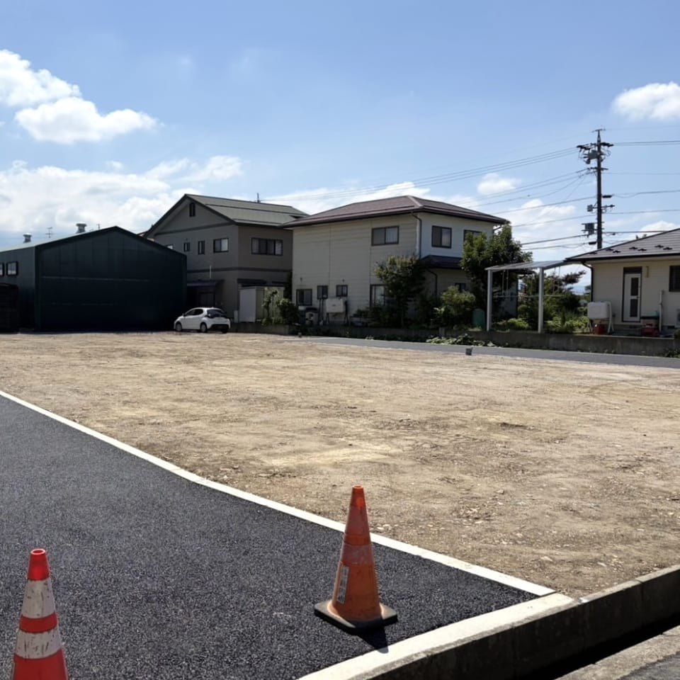 車10分圏内に生活利便施設が充実。デリシア車4分、役所・コンビニ車2分と、忙しい毎日にも嬉しい住環境です。
