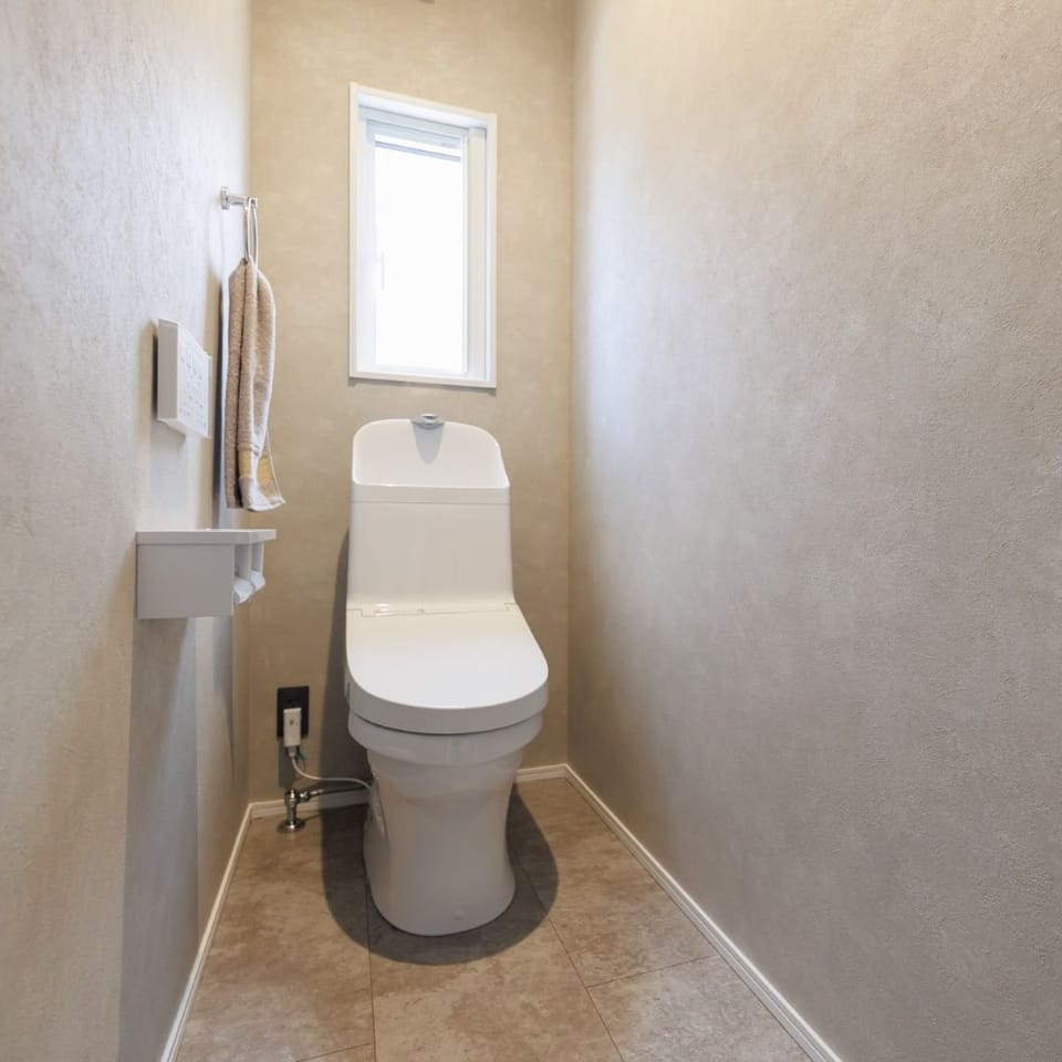2階にもトイレを設置し、忙しい朝も快適。1階とは異なるクロスを採用し、空間ごとの雰囲気も楽しめます。