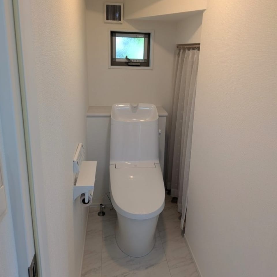 使い勝手の良いトイレには階段下収納を確保。ストック品の収納場所として重宝する便利なスペースです。