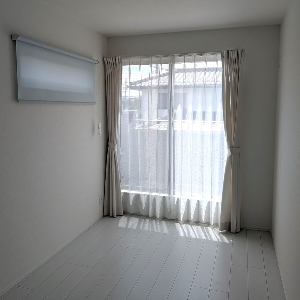 未使用の2階6.5帖洋室は清潔感があり状態良好。主寝室にもおすすめのゆったりとした空間です。