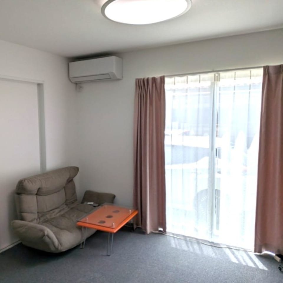 大きな南向き掃き出し窓を備えた14帖LDK。開放感と明るさが魅力の家族団らんスペースです。