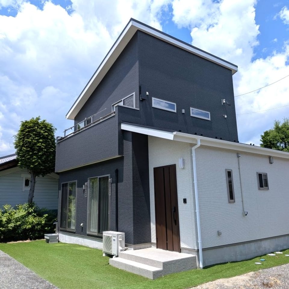 グレー×ホワイトの外観が目を引く住まい。洗練されたデザインが上品で落ち着いた印象を与えます。