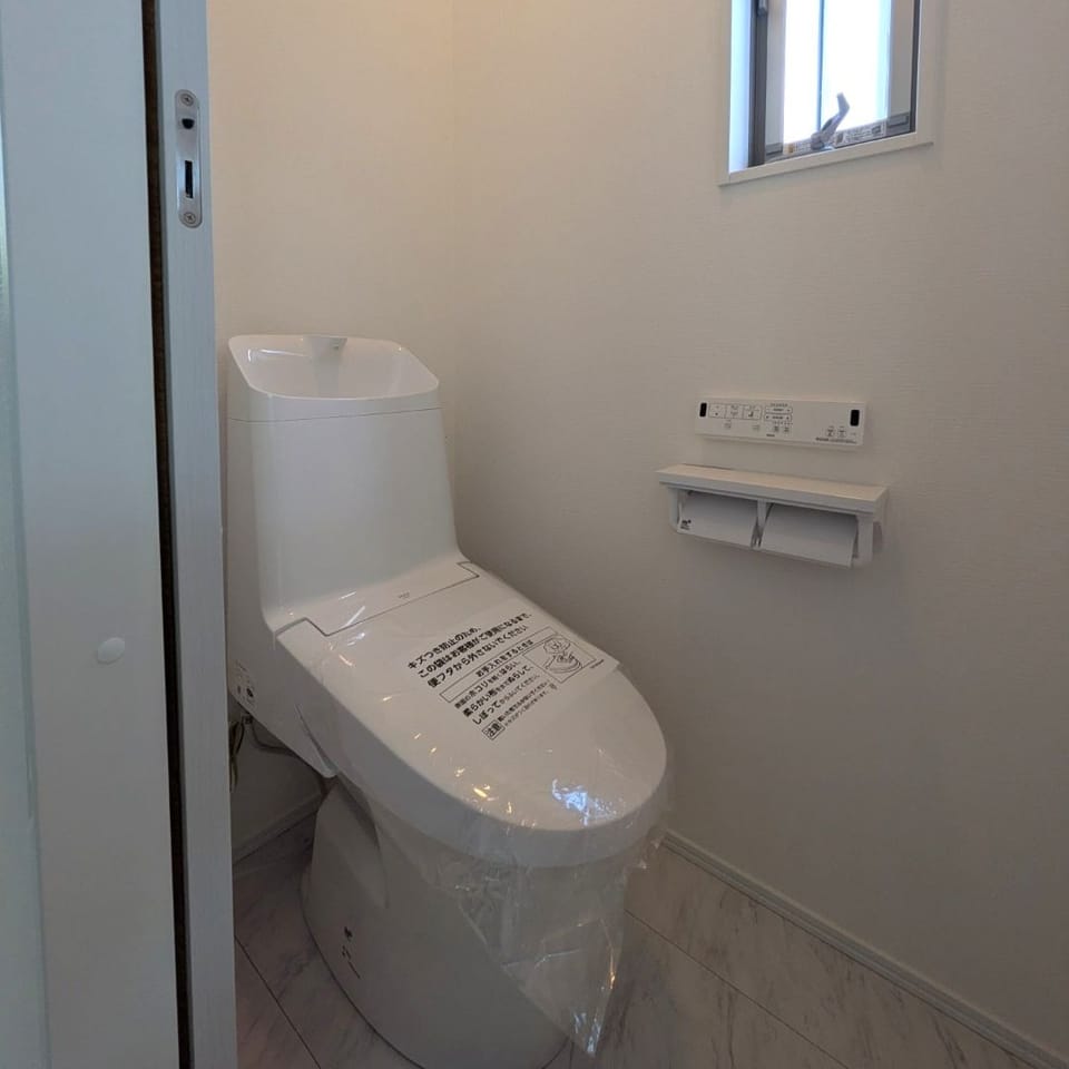 2階トイレは未使用で状態良好。各階にトイレを備えており、忙しい朝や来客時にも便利です。