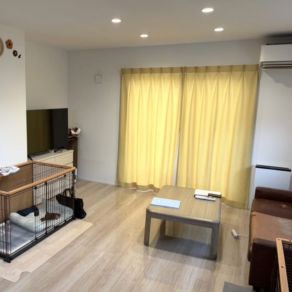 ナチュラルな木目のフローリングが映えるLDK。温かみのある心地よい空間で家族の時間を楽しめます。