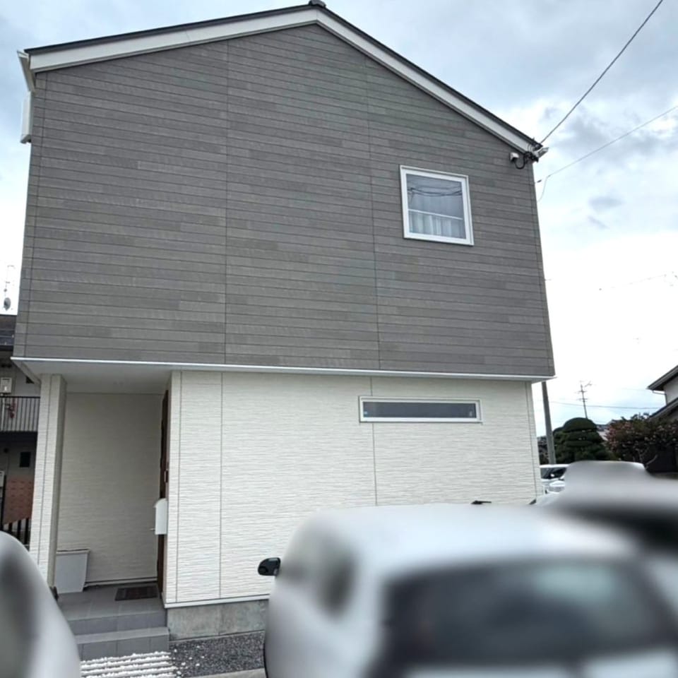 スタイリッシュなグレー×ホワイトの外観。外構まで整備された、第一印象の良い築浅中古住宅です。