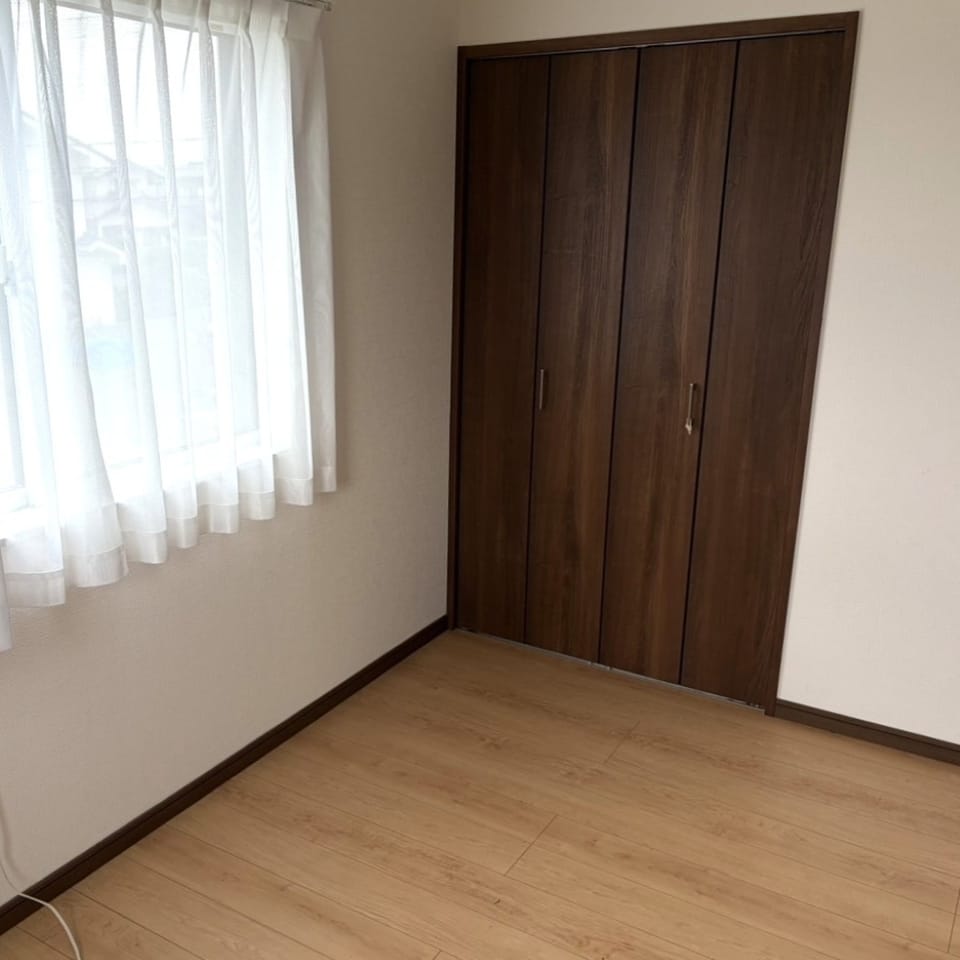 2階の洋室はどちらも2面採光で明るく風通し良好。各部屋にクローゼットを備え、収納も充実しています。