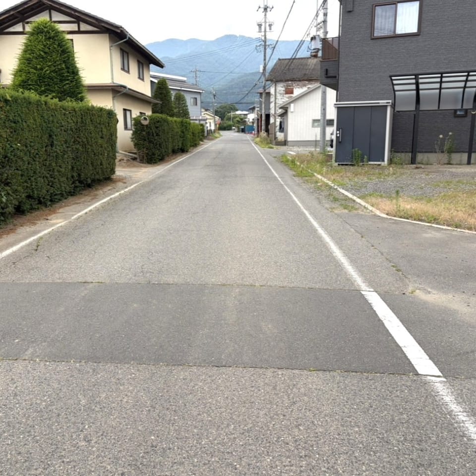 自然豊かな山形村ならではの穏やかな住環境。緑に囲まれながらも生活利便施設が身近に揃う立地です。