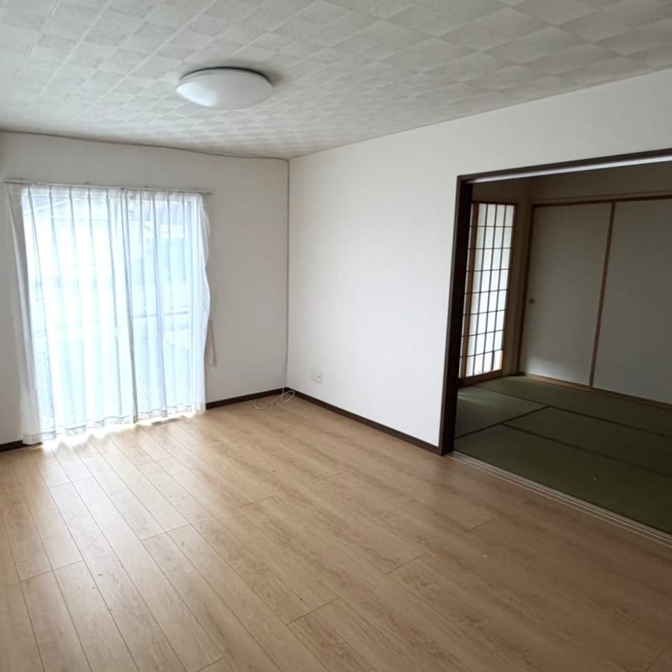 16帖LDKは南・東の2面採光で陽当たり良好。朝から明るい光が差し込み、家族が心地よく過ごせる空間です。