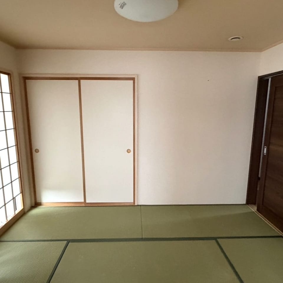 LDKに隣接した6帖和室。お子さまの遊び場やお昼寝、来客用など多目的に使える便利な空間です。