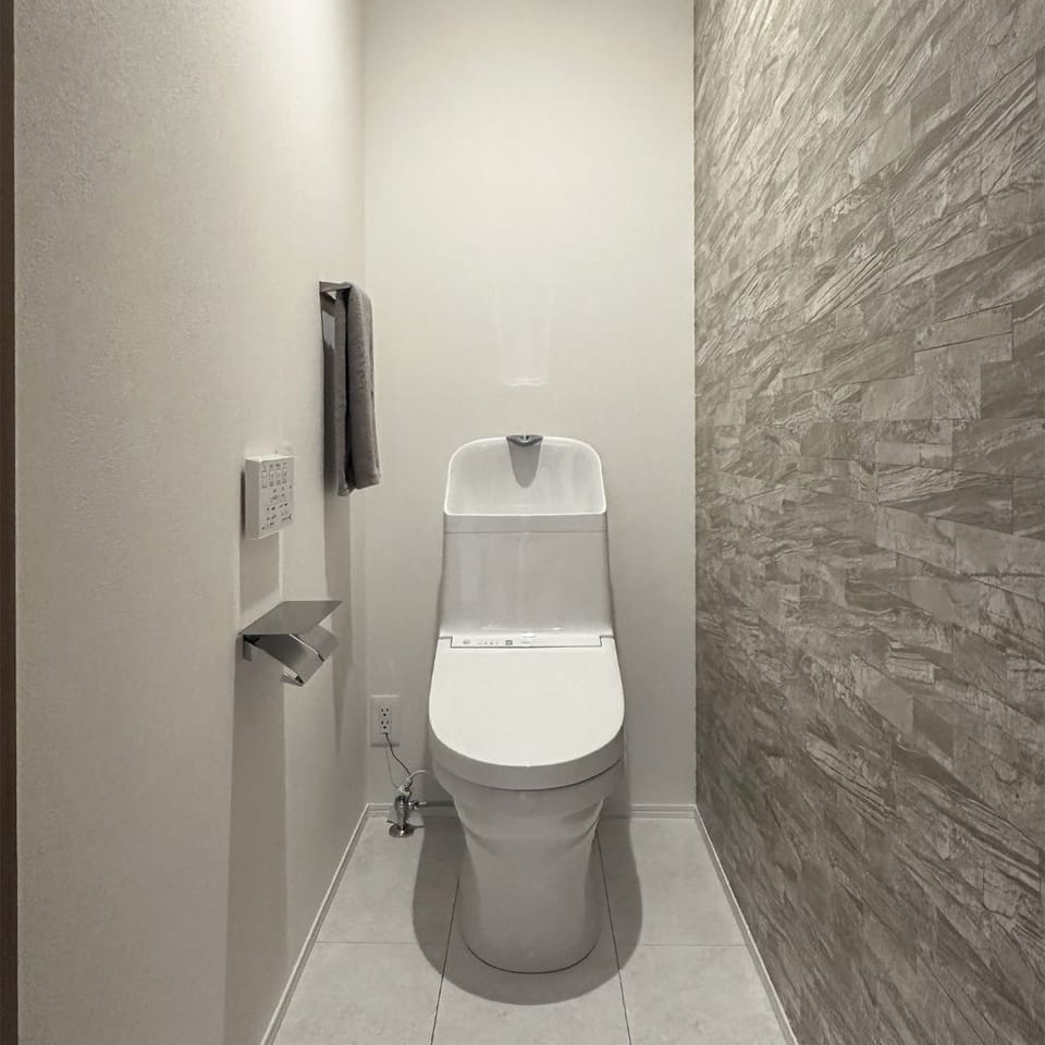 TOTOのトイレに、石英の光沢をリアルに表現したクロスを採用。上品なアクセントで洗練された空間です。