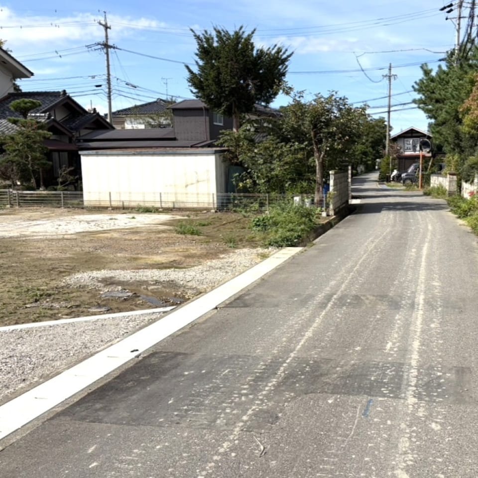 田畑と住宅がほどよく調和する松本市笹賀エリア。のどかな風景に囲まれながら、落ち着いた暮らしを楽しめる住環境です。
