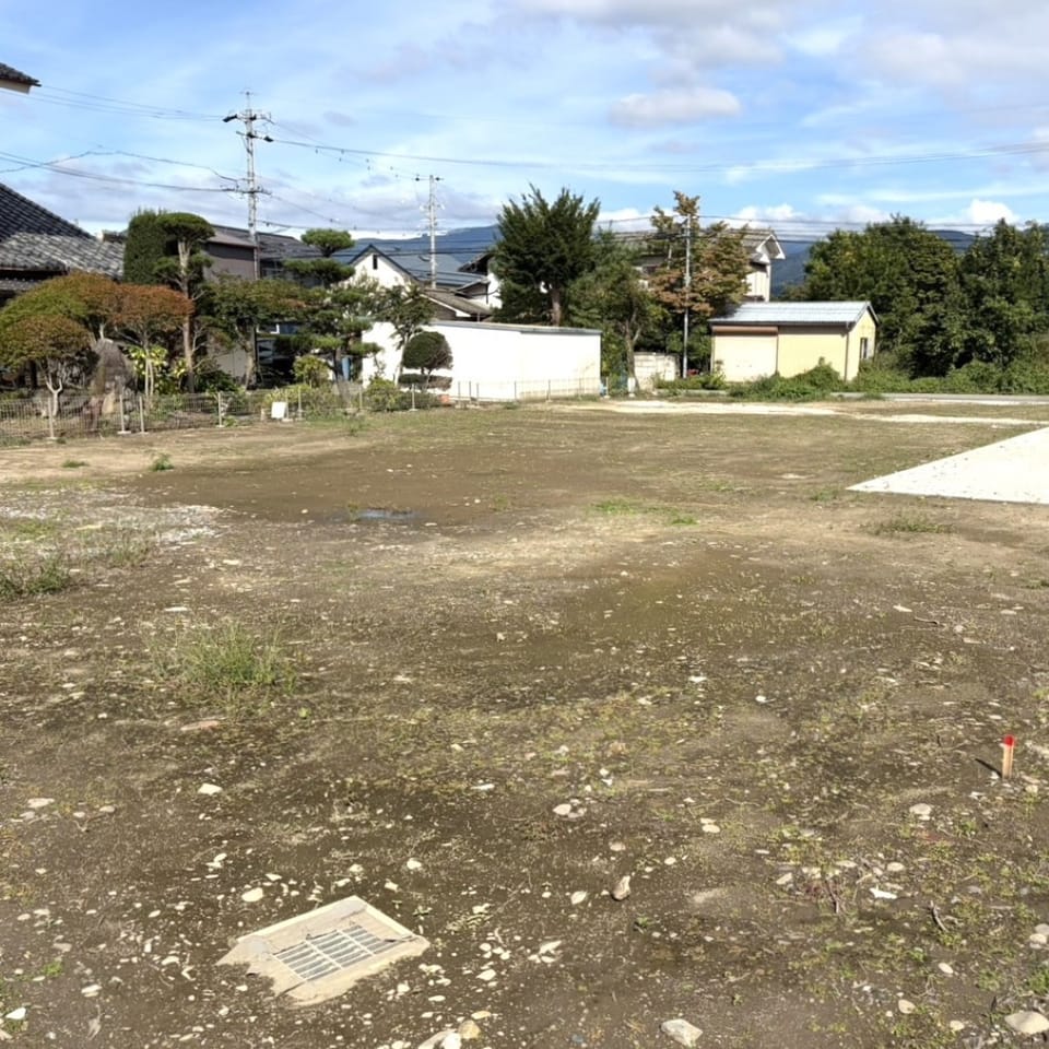 デリシア・綿半まで車で約5分、こども園まで徒歩7分、二子小学校まで徒歩15分。買い物にも子育てにも便利な立地です。