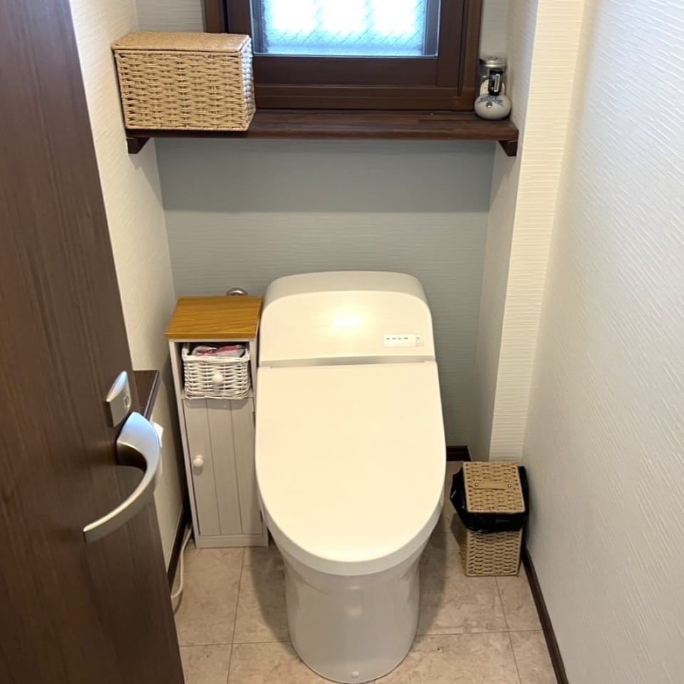 洗面室からトイレへと続く動線で、手洗いもスムーズ。帰宅後の動線や来客時にも配慮された設計です。
