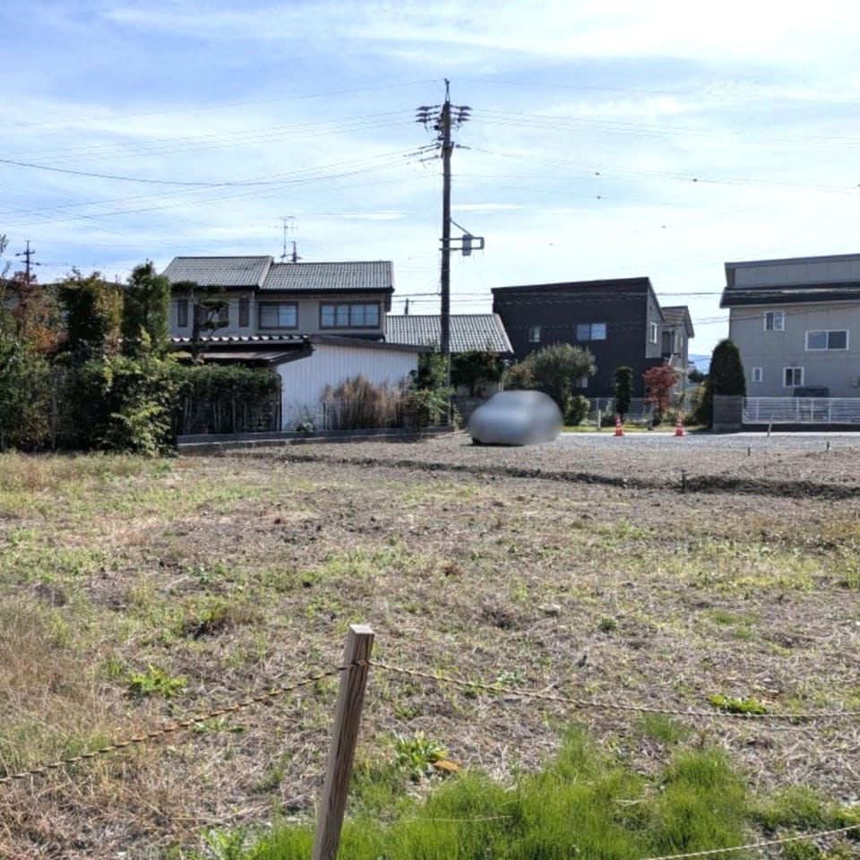 ギャザまで車4分、イオンタウンまで車6分。役所も徒歩圏内にあり、毎日のお買い物や暮らしの手続きにも便利です。(分譲地北側より撮影)