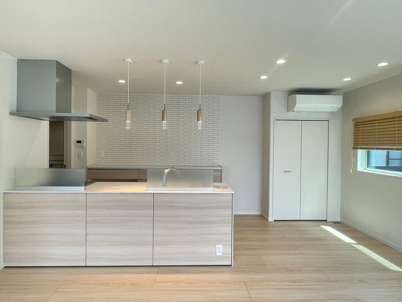 キッチン正面・ダイニング(2025年6月撮影)