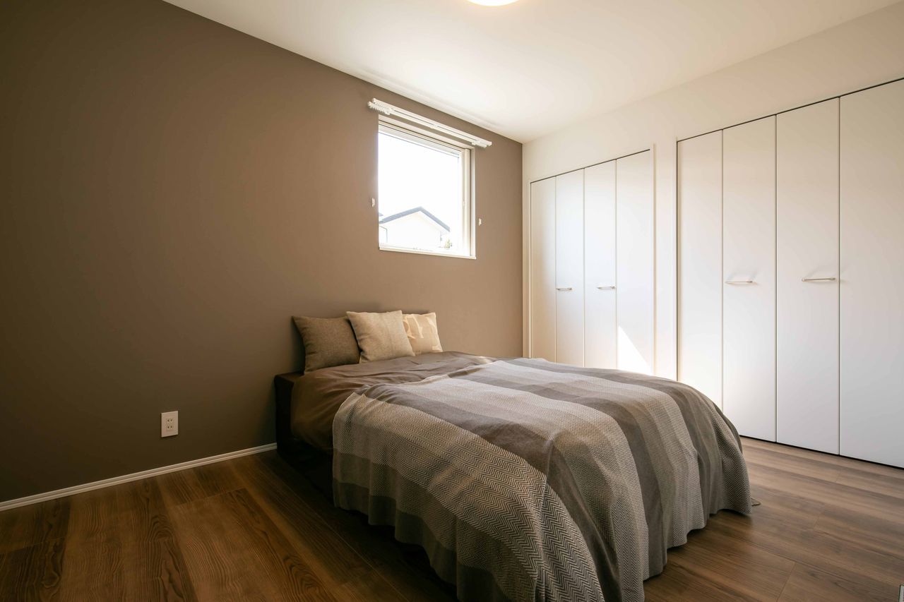 【主寝室】スッキリ暮らす。大型収納完備で生活感を感じさせない寝室へ。(写真は同コンセプトの建築事例です)