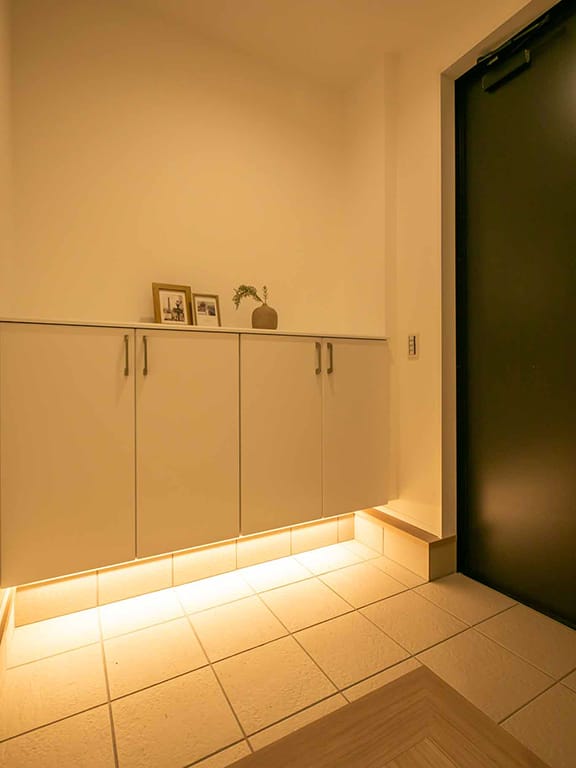 【玄関】収納力とデザインを両立。散らかりがちな玄関を美しく。(写真は同コンセプトの建築事例です)