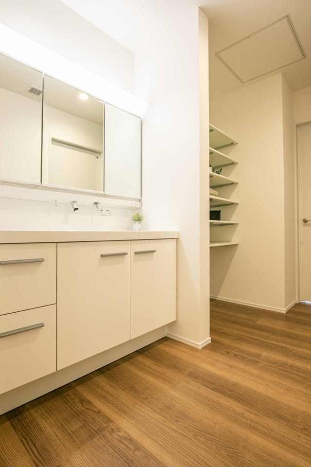 【洗面室】身支度が楽しくなる、白を基調としたクリーンなデザイン。(写真は同コンセプトの建築事例です)