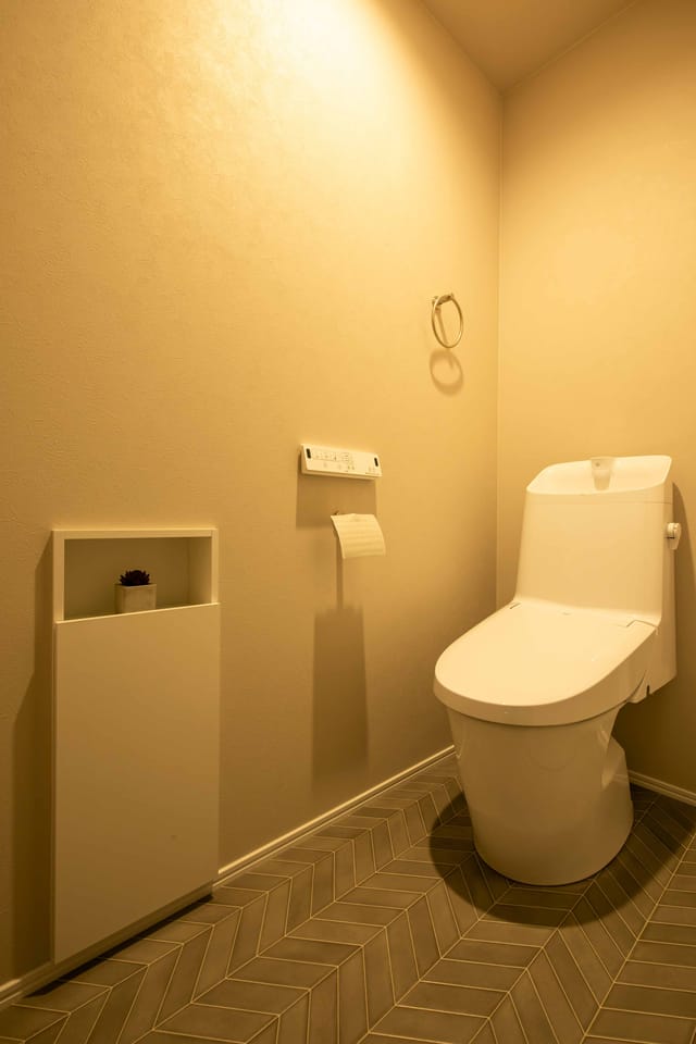 【トイレ】住まい全体のトーンと調和する、モダンなインテリアデザイン。(写真は同コンセプトの建築事例です)