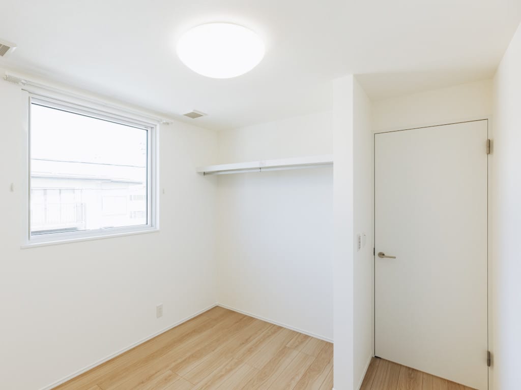 【洋室】見せる収納で、お片付けを楽しく。ハンガーパイプ設置済のお部屋です