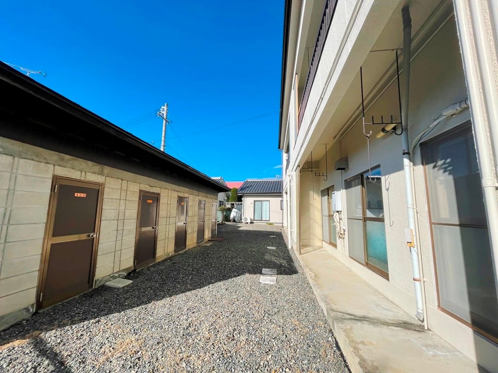 外側 バルコニーはないですが外物置が近いです