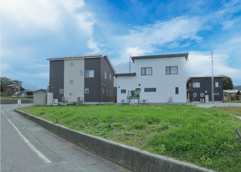 北側道路北西側から撮影(2025年10月)