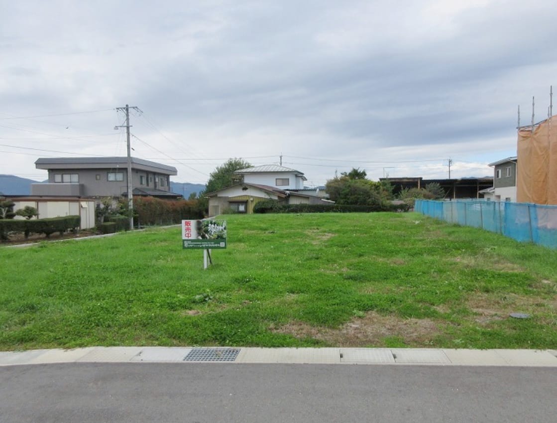 前面道路から西方向を撮影(2025年10月)