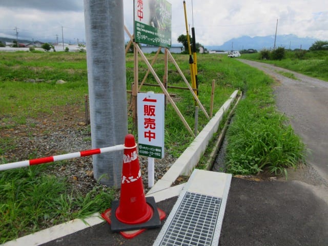 南側に流れる水路(2026年6月)