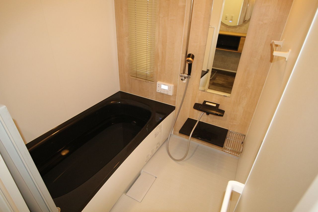 桧調の落ち着いたバスルーム