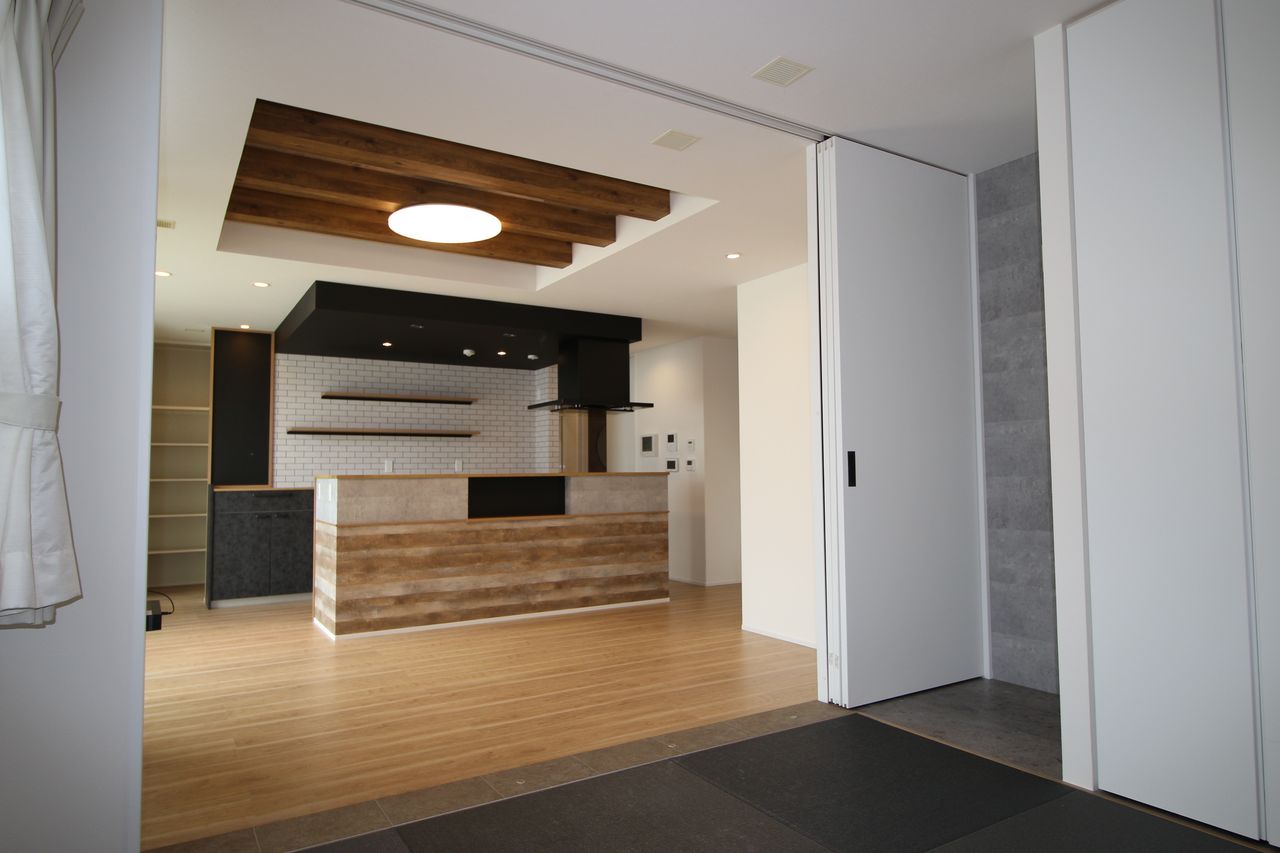 タタミコーナー。キッチン脇にダイニングテーブルが配置できます