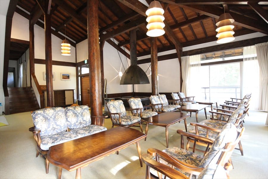 山小屋風ロビー