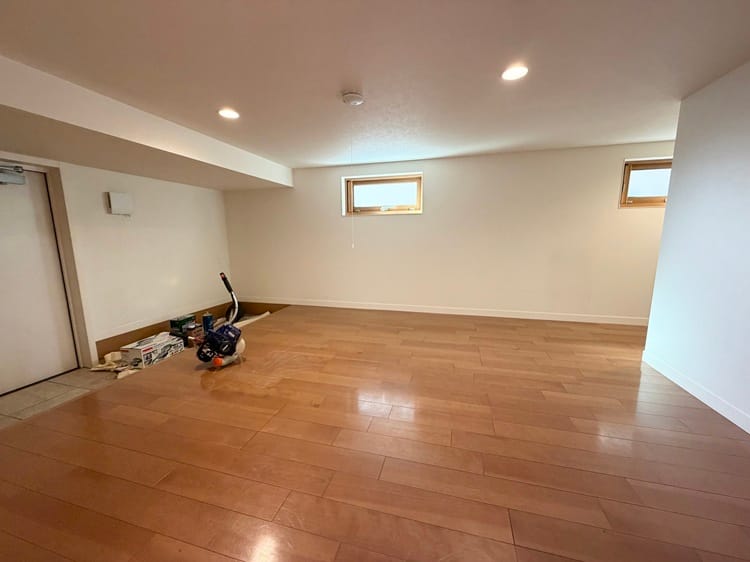 1F:KURA収納(約8帖)