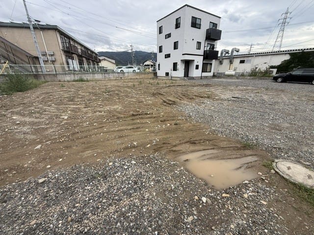 西道路より