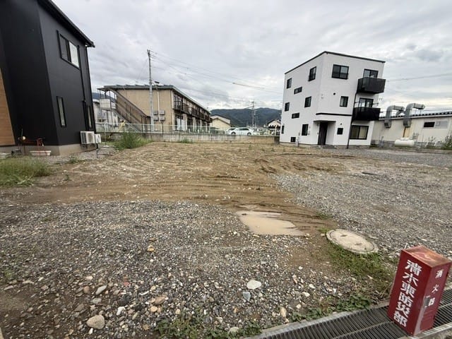 西道路より