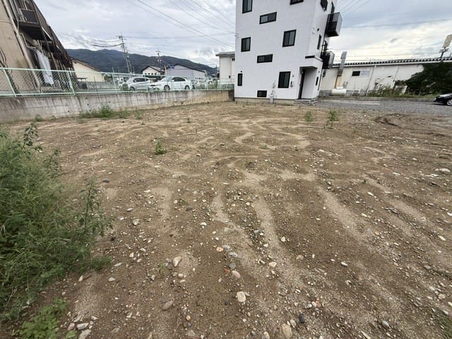 西道路より