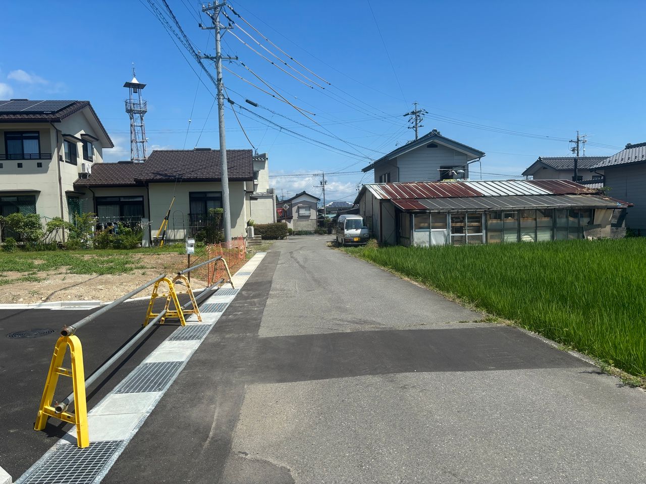 東側前面道路(村道)