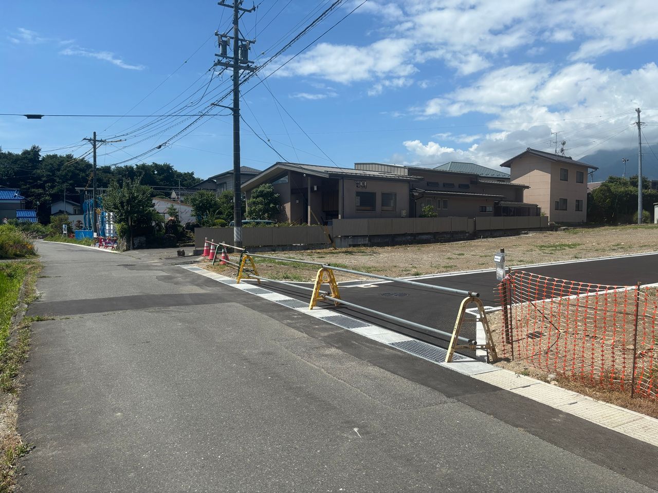 東側前面道路(村道)