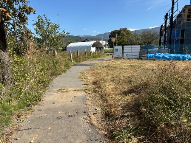 前面道路 西から東へ