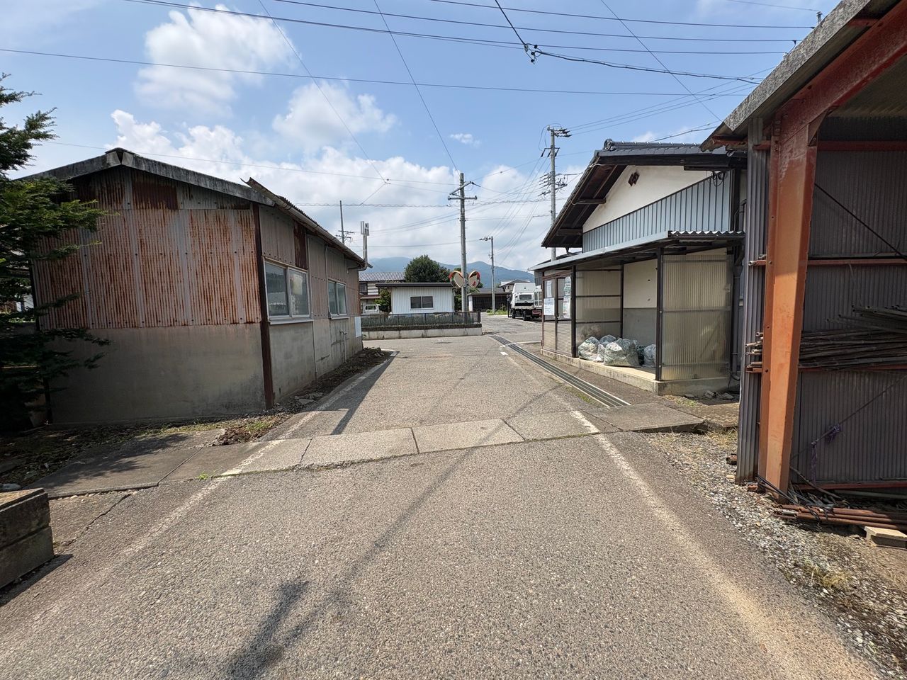 北側(前面道路)村道