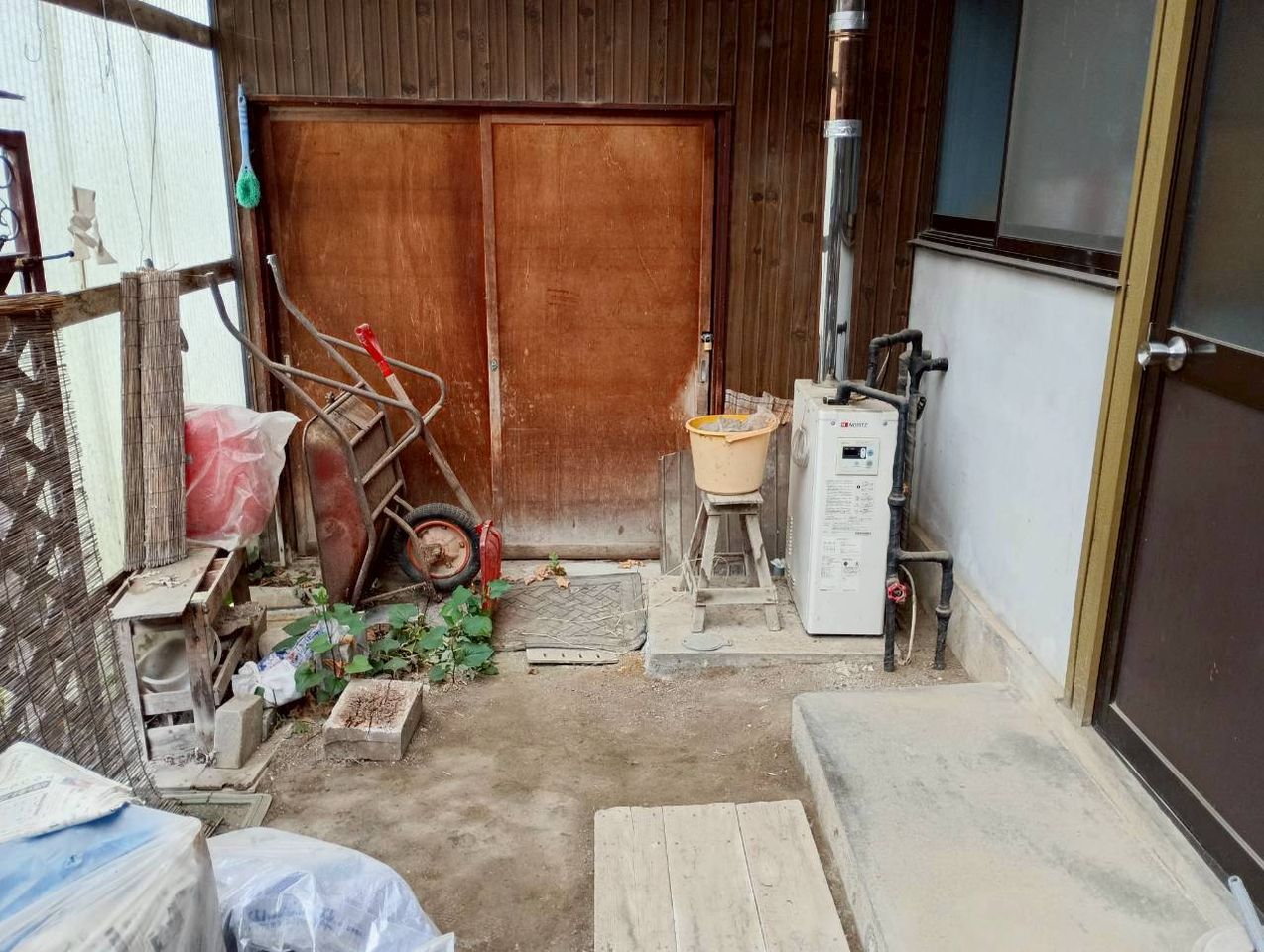 勝手口裏