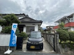 お家の正面に車を置くことができる駐車場があります。