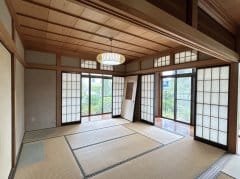 8帖の和室です。広さを活かしたレイアウトが可能で、落ち着いた和の雰囲気を楽しめる空間です。