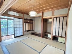 6帖の和室です。続き間のため、仕切り方によって個室としても広間としても利用しやすいレイアウトです。