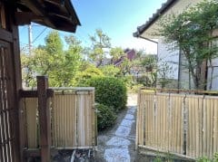 趣のある広々とした庭がございます。