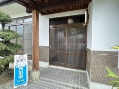 玄関ポーチ:住まいの顔となる場所で、外観と調和した落ち着いた印象です