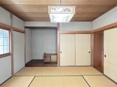 8帖の和室です。広さを活かしたレイアウトが可能で、落ち着いた和の雰囲気を楽しめる空間です。