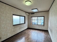 約7.5帖の洋室です。ゆとりのある広さで、寝室としてもリビング的な使い方としても対応しやすい空間です。