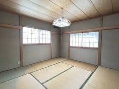 8帖の和室です。広さを活かしたレイアウトが可能で、落ち着いた和の雰囲気を楽しめる空間です。