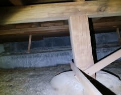 【床下】中古住宅の3大リスクである、雨漏り、主要構造部分の欠陥や腐食、給排水管の漏水や故障を2年間保証します。その前提で床下まで確認の上でリフォームし、シロアリの被害調査と防除工事もおこないます。